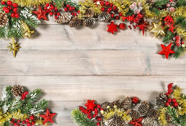 Weihnachtsschmuck Sterne Girlanden Auf Rustikalem Holzgrund — Stockfoto