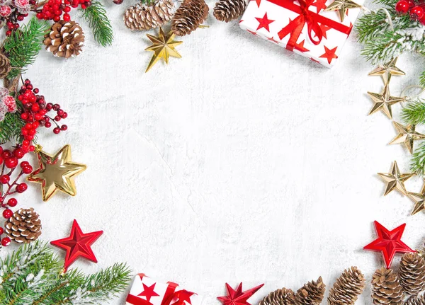 Weihnachtsdekoration Mit Rotgoldenen Ornamenten Auf Weißem Hintergrund — Stockfoto