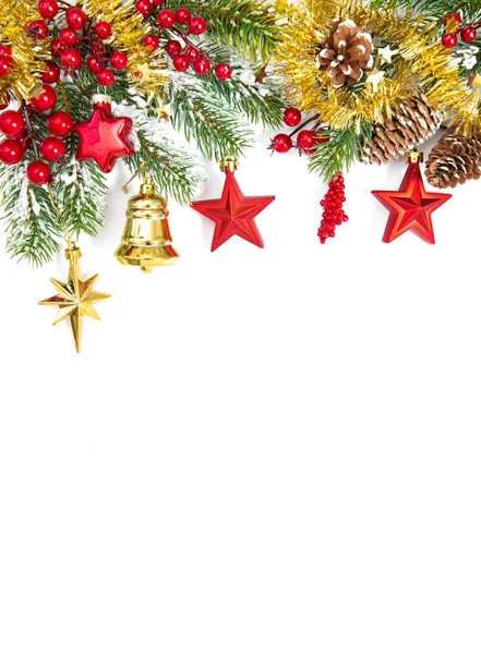 Kırmızı altın dekorasyon ve beyaz arka plan üzerinde Noel ağacı dalları süsler