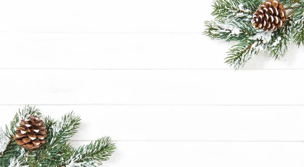 Winterurlaub Weihnachtsbaumzweige Auf Hellem Holzgrund — Stockfoto
