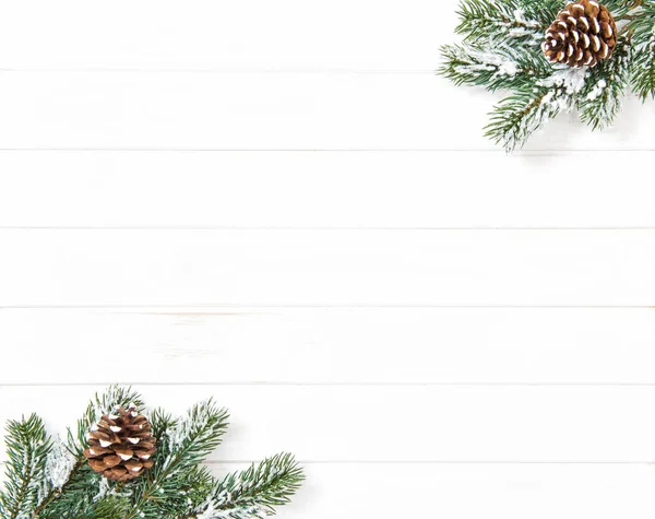 圣诞树枝亮木制背景上 冬季假期 — 图库照片