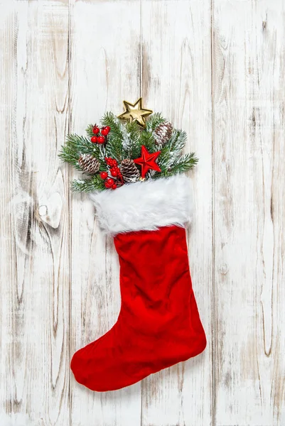 Christmas Stocking Decoratie Met Pijnboomtakken Houten Achtergrond — Stockfoto
