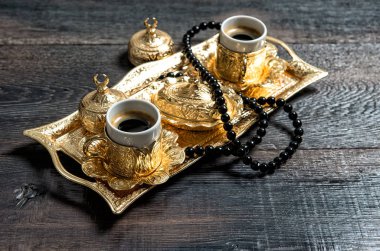 Kahve fincanları, Altın süslemeleri ve tespih. Ramazan kareem
