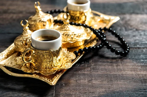 Koffie Cups Gouden Versieringen Rozenkrans Donkere Houten Achtergrond — Stockfoto