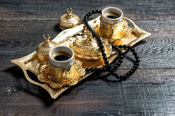 Kaffeetassen Goldene Dekorationen Und Rosenkranz Ramadan Kareem — Stockfoto