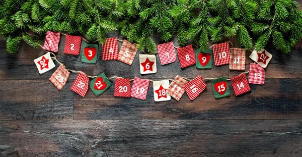 Advent Kalender Kerstboom Takken Donkere Houten Achtergrond — Stockfoto