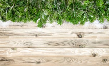 Noel ağacı dalları ile kar dekorasyon ahşap arka plan üzerinde