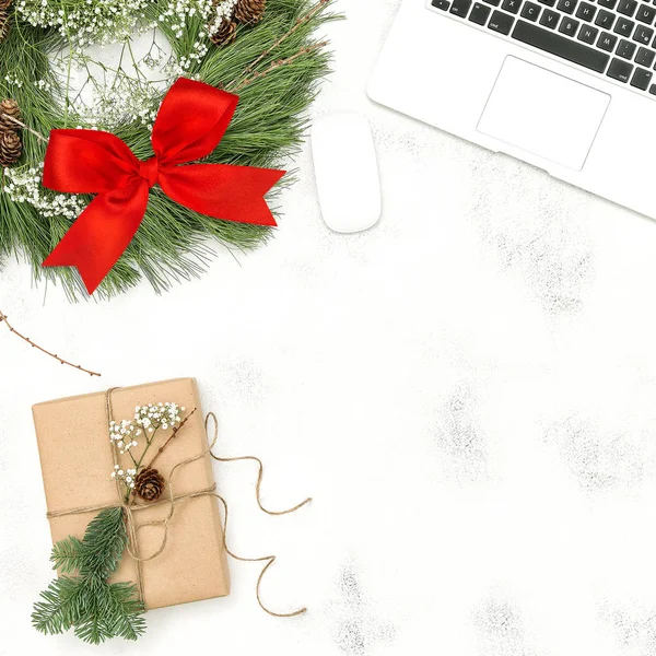 Office Skrivbord Med Laptop Jul Dekoration Krans Och Inslagen Present — Stockfoto