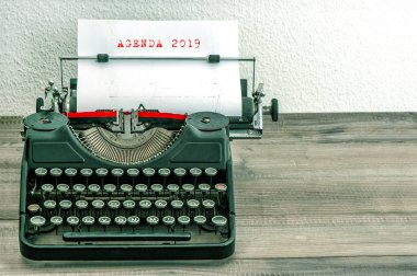Daktilo ile beyaz kağıt sayfa ahşap masa üzerinde. İş kavramı. Örnek metin gündem 2019