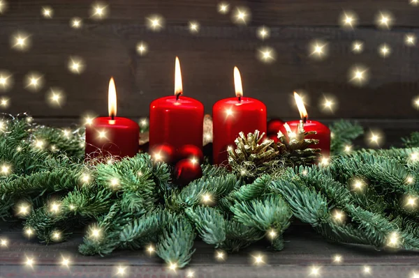 Adventskranz Mit Vier Brennenden Roten Kerzen Und Lichtern — Stockfoto