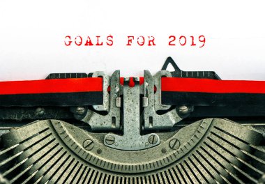 Eski daktilo ile gol 2019 için örnek metin. Beyaz kağıt üzerinde kırmızı metin