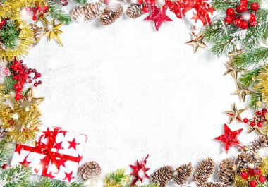 Noel ağacı dalları hediyeler, yıldız, dekorasyon ile. Kar kış tatil