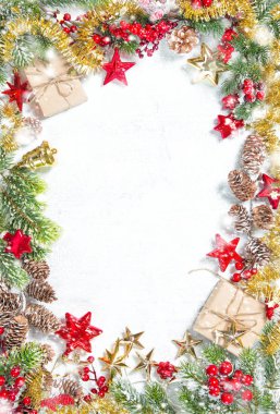 Noel ağacı dalları hediyeler, yıldız, kar ile altın kırmızı dekorasyon ile