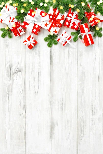 Kerstdecoratie Pine Boomtakken Geschenk Dozen Gouden Bokeh Verlichting — Stockfoto