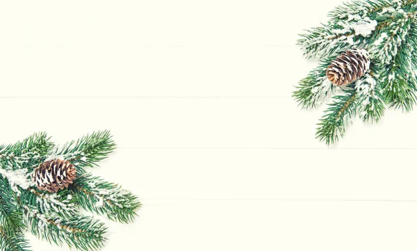 明るい木製の背景にクリスマス ツリーの枝 ビンテージ トーン画像 — ストック写真