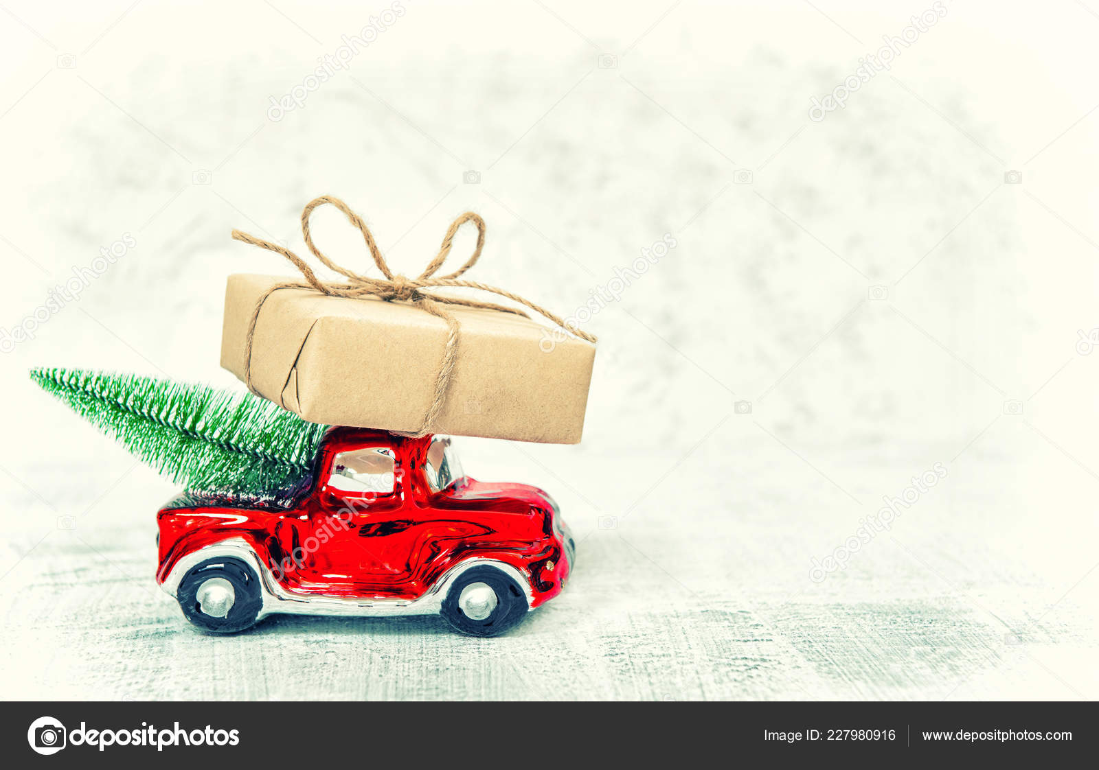 Rotes Auto Mit Geschenkbox Und Weihnachtsbaum Vintage Getontes Bild Stockfoto C Liligraphie