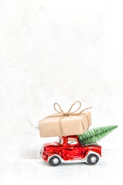 Kırmızı araba hediye kutusu ve Noel ağacı ile. Kış tatil dekorasyon