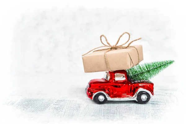 Rotes Auto Mit Geschenkbox Und Weihnachtsbaum Auf Weißem Hintergrund — Stockfoto