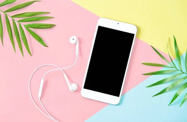 Teléfono Móvil Con Auriculares Hojas Palmera Verde Fondo Plano Mínimo — Foto de Stock