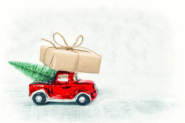 Rotes Auto Mit Geschenkbox Und Weihnachtsbaum Vintage Getöntes Bild — Stockfoto
