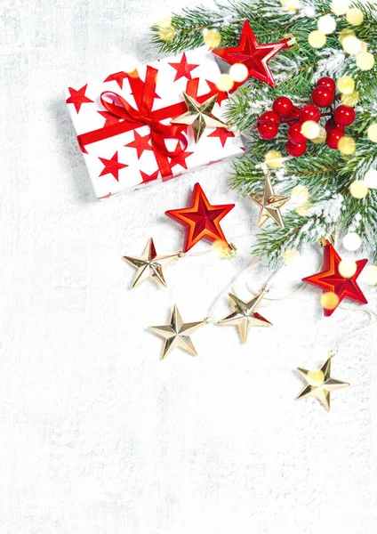 Weihnachtsbaumzweige Geschenke Goldene Lichterdekoration Auf Weißem Hintergrund — Stockfoto