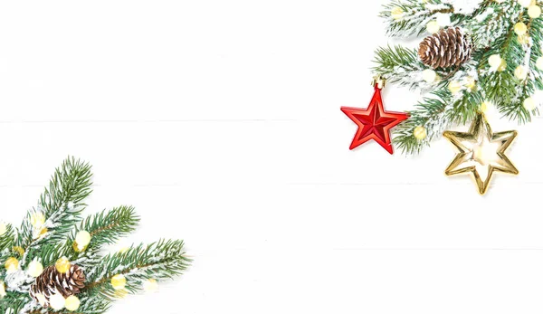 Kerstboom Takken Met Rode Ornamenten Gouden Lichten — Stockfoto