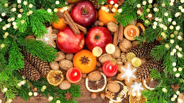 Kerstboom Takken Fruit Koekjes Gouden Lichten Voedsel Achtergrond — Stockfoto