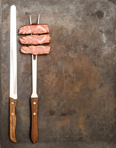 Carne Res Parrilla Con Tenedor Cuchillo Fondo Alimentario — Foto de Stock