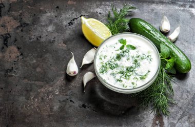 Tzatziki sos otlar, sarımsak ve salatalık ile