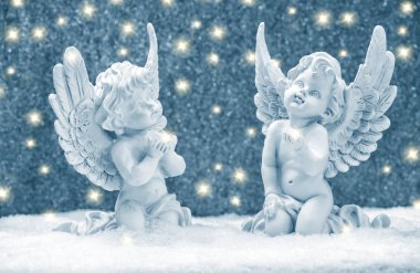 Koruyucu melek altın ışıkları ile karda. Noel dekorasyon