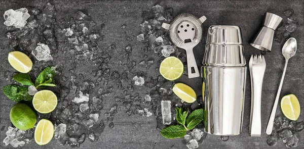 Malzemeler Için Kokteyl Limon Nane Buz Siyah Arka Plan Üzerine — Stok fotoğraf