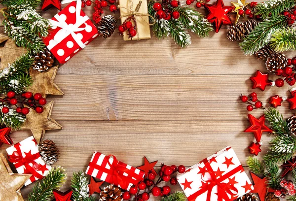 Kerstboom Takken Decoratie Geschenken Houten Achtergrond Levendige Kleuren — Stockfoto