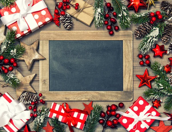 Kerst Decoratie Geschenkdozen Rode Sterren Ornamenten Schoolbord Vintage Stijl Gestemde — Stockfoto