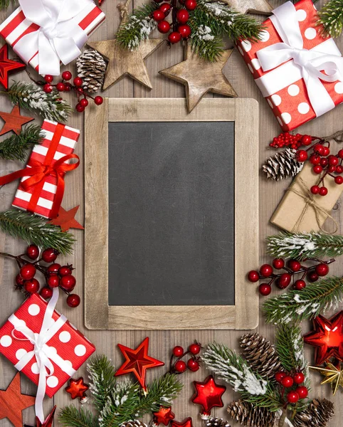 クリスマス デコレーション ギフト ボックス 赤い星 装飾品や テキストの黒板 — ストック写真