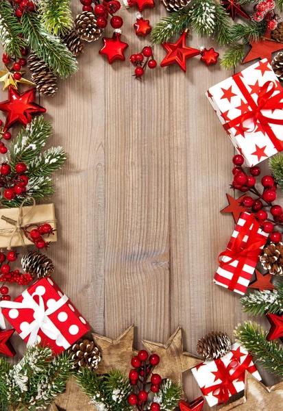 圣诞节装饰 红星和木制背景上的礼物 鲜艳的颜色 — 图库照片