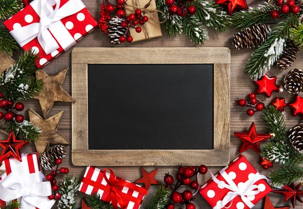 圣诞装饰与黑板 礼品盒 红星和装饰品 — 图库照片