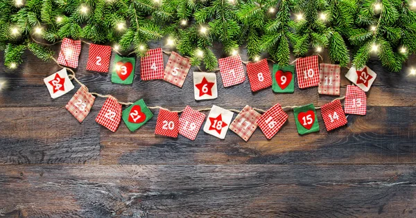 クリスマス ツリーの枝とライト花輪のアドベント カレンダー — ストック写真