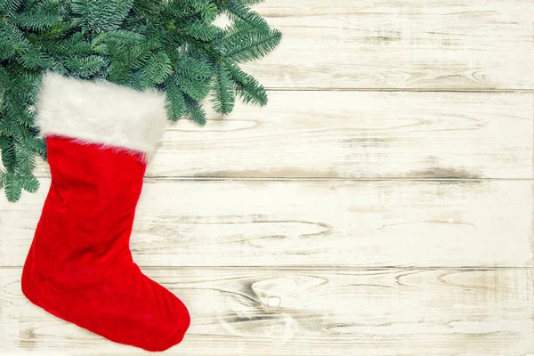 Χριστουγεννιάτικη Κάλτσα Κόκκινη Διακόσμηση Και Πράσινο Των Πεύκων Κλαδιά Vintage — Φωτογραφία Αρχείου