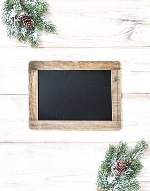 Noel ağacı dalları dekorasyon ve kara tahta, metniniz için
