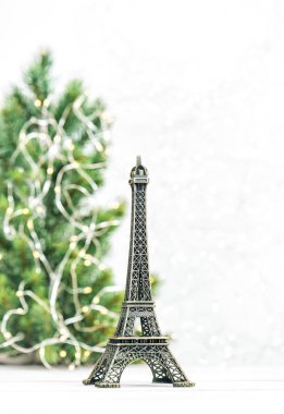 Eyfel Kulesi ile beyaz arka plan üzerinde Noel ağacı süsle. Paris Fransa