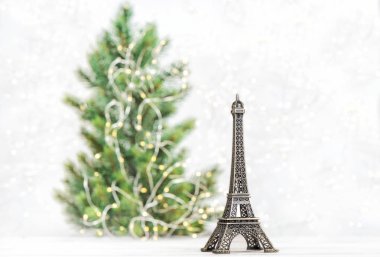 Eyfel Kulesi ile Noel ağacı süsle. Sembol Paris Fransa
