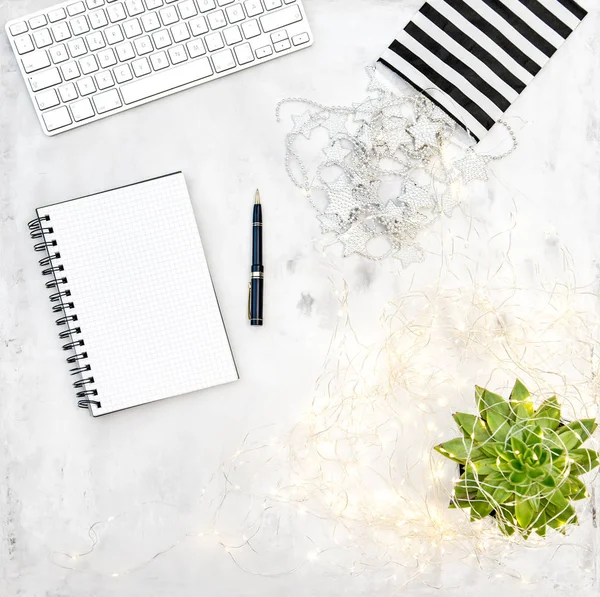 Ofis Masası düz lay etli ve Noel dekorasyonu ile