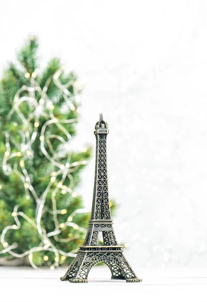 Tour Eiffel Avec Décoration Arbre Noël Sur Fond Blanc Paris — Photo