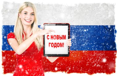 Tablet pc holding arka plan Rus ulusal bayrağını olan kadın. Rusça dil Happy New Year örnek metin!
