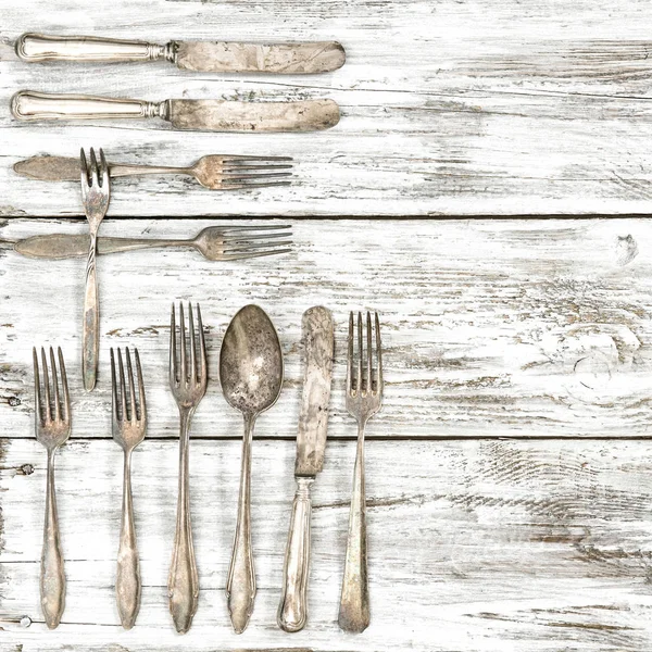 古色古香的餐具在质朴的木制背景 叉子和勺子 — 图库照片
