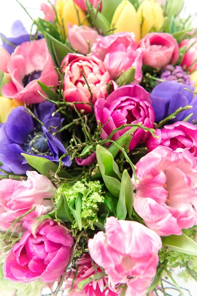 Jarní Květiny Tulipán Pryskyřník Sasanky Krásná Kytice — Stock fotografie