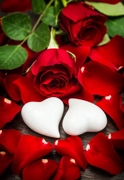 Kırmızı Güller Iki Beyaz Kalp Sevgililer Günü Veya Düğün Kart — Stok fotoğraf