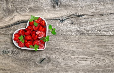 Ahşap arka plan üzerinde çilek kalp. Gıda. Meyve. Çilek