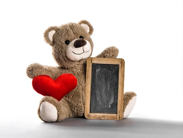 Teddybär Spielzeug Mit Rotem Herz Und Kreidetafel Auf Weißem Hintergrund — Stockfoto