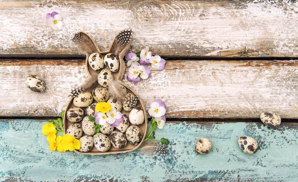Conejo Decoración Pascua Con Huevos Flores Pansy Sobre Fondo Madera — Foto de Stock